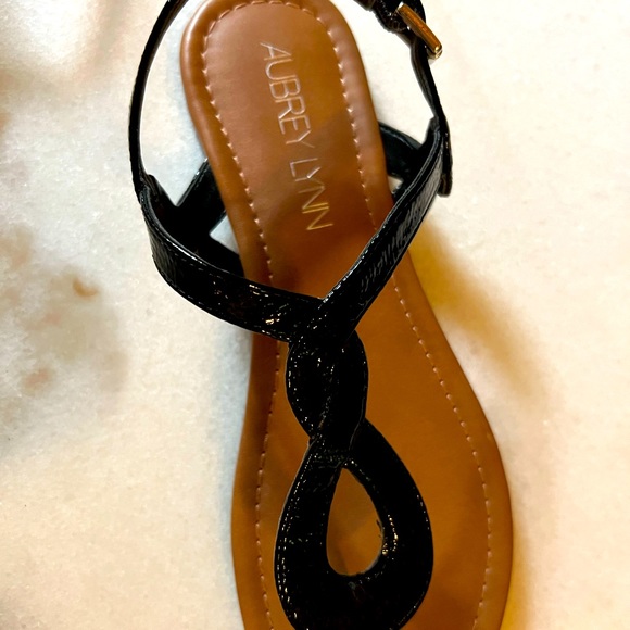 New Aubrey Lynn Black Patented Flats Sandals Size 7 - Picture 3 of 9